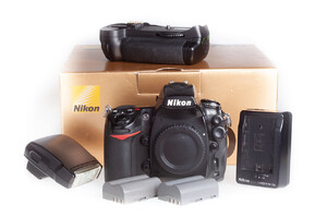 Lustrzanka Nikon D700 body + grip + lampa SB400 |K25212|